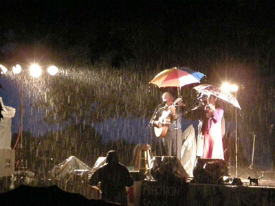 Photo of Larry Murante and Robyn Landis performing in the rain